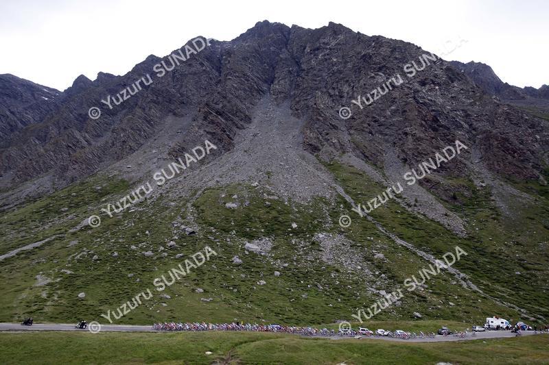 Peloton on Col Agnel009p.jpg